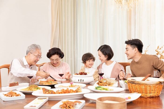 Cùng gia đình ăn môt bữa cơm ấm cúng là món quà tuyệt vời cho người phụ nữ