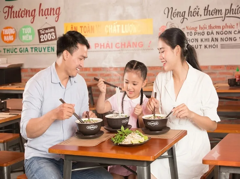Phở có thể dùng vào bữa sáng, trưa hoặc tối với khẩu phần hợp lý.