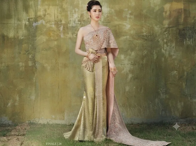 Chut Thai Siwalai kết hợp áo dài tay cùng sabai trang trọng